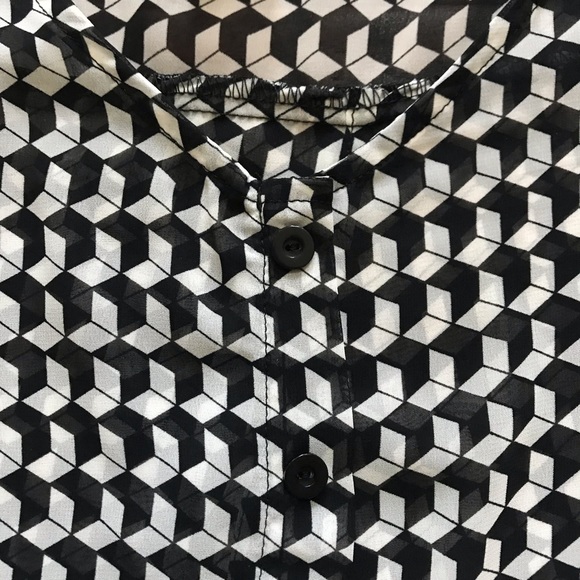 Geo Cube Patterned Sleeveless Button-up Blouse - Picture 2 of 5